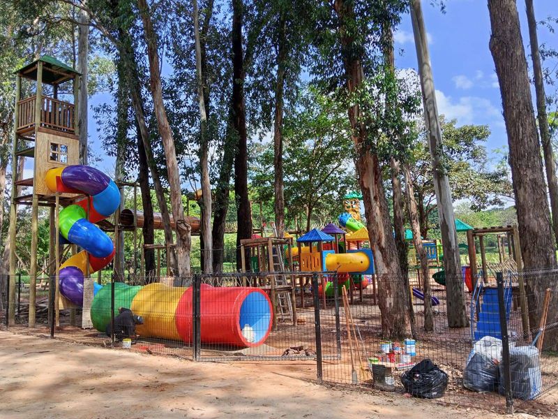 Durante a obra: tubo colorido sendo pintado ao lado da torre com escorregador espiral
